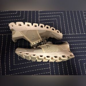 On cloud helion cloudtec shoes